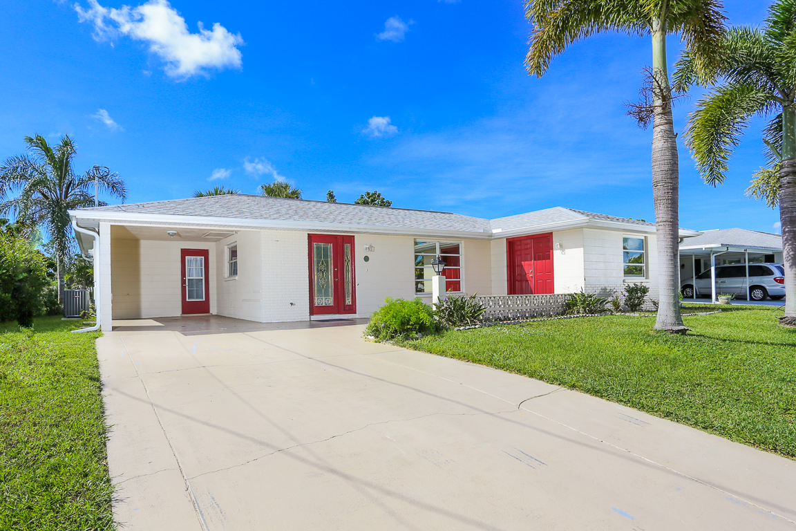 Venice Gardens Lakefront Home for Sale | 452 Edgewood Rd Venice FL 34293 Front